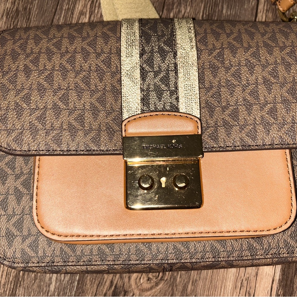 👜 NWT‼️Michael Kors Crossbody (Smoke-Free, Pet-Free Environment)